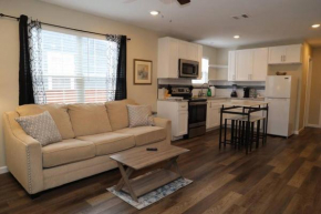 NEW Charming Cozy 2 Bed APT Near Dwntwn Pets